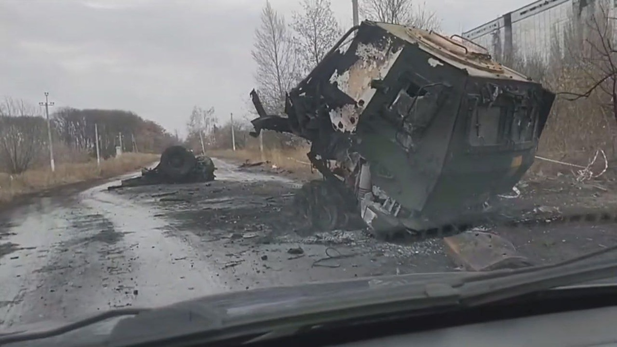 Разорванный в клочья бронированный грузовой автомобиль Oshkosh FMTV M1083 A1P2 ВСУ в селе Белый Колодезь Харьковской области, источник – Телеграм-канал Осведомитель