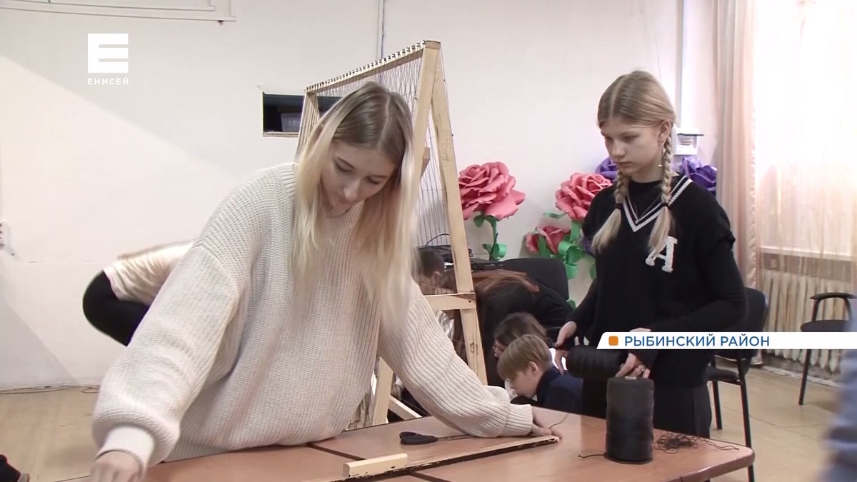     В Рыбинском районе школьники помогают шить одежду для участников СВО