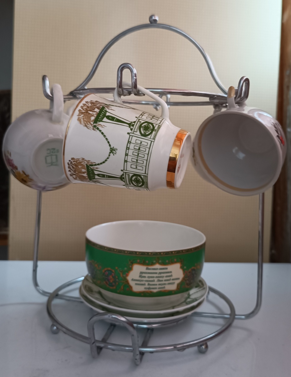 Пять кофейных чашек от пяти кофейных наборов.