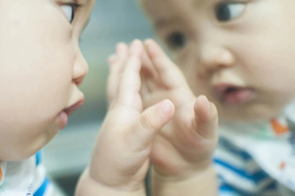 У младенцев еще не сформировалось чувство собственного достоинства, и они не знают, кто они в зеркале.