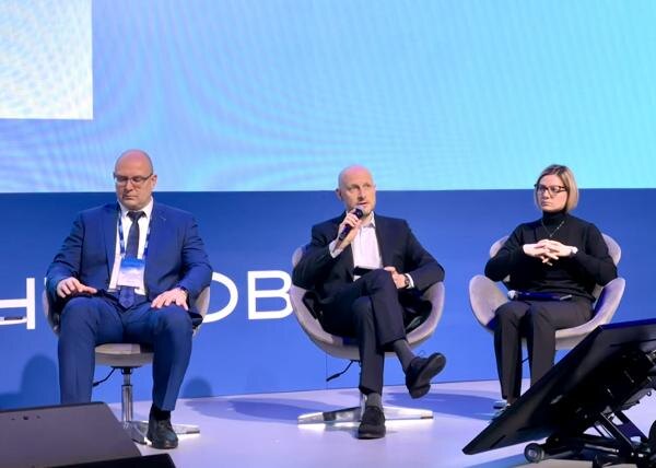 Фо­рум ин­но­вацион­ных цен­тров. На фо­то в цен­тре: ге­нераль­ный ди­рек­тор фон­да "Мос­ков­ский ин­но­вацион­ный клас­тер" Алек­сей Па­рабу­чев (фо­то ComNews)