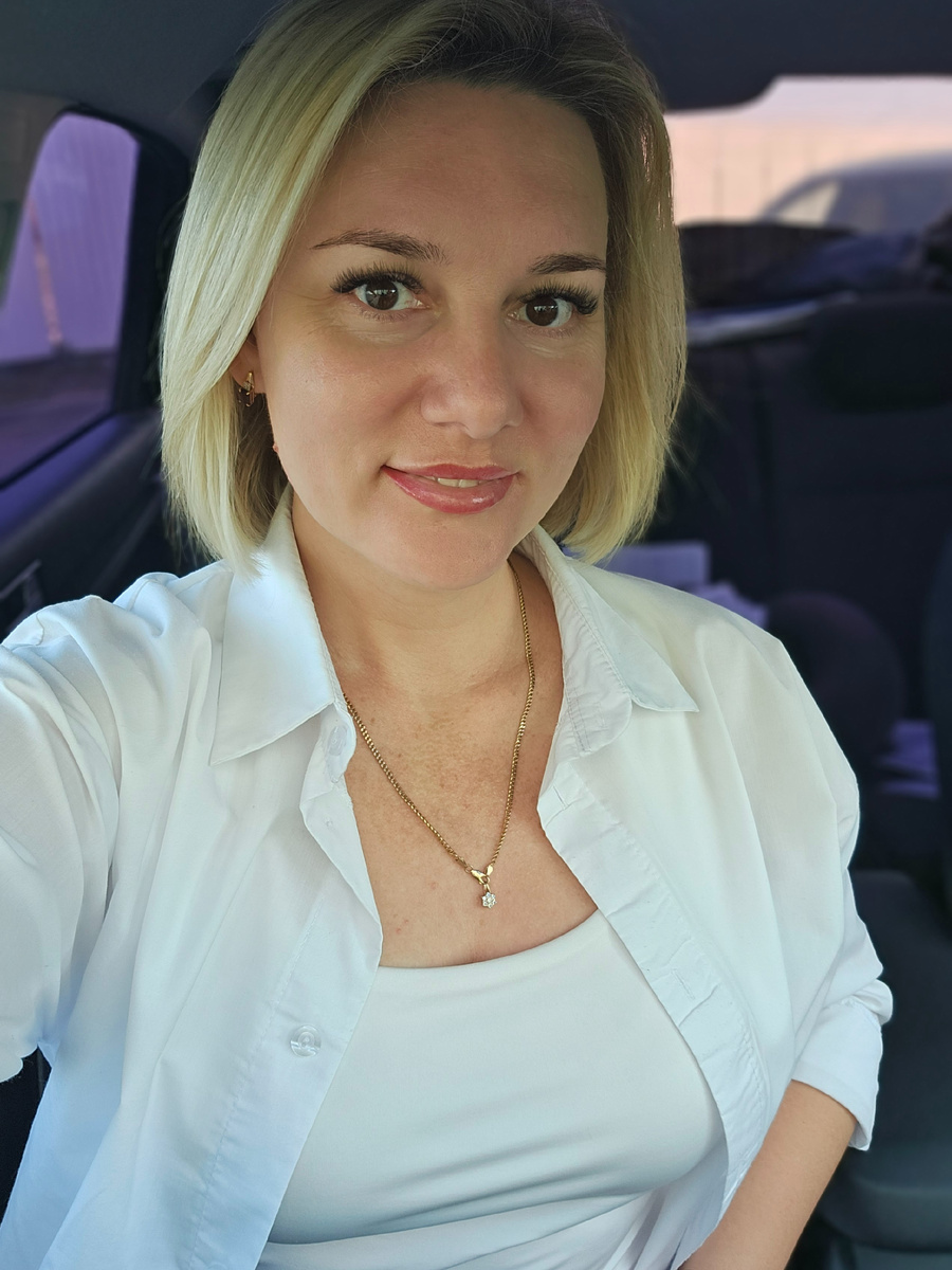 Торговый представитель  и его "инструменты для работы"- автомобиль..