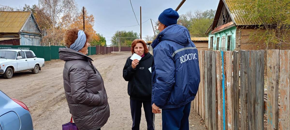 Огнеборцы ГКУ «Волгоспас»  проводят инструктажи с жителями  частных домов