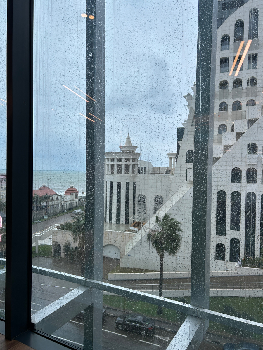 Из окна торгового центра было видно море, высота волн была минимум вдвое выше людей на пляже