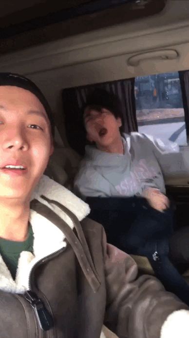 Пост от Хоби: "Наш хён выбирает жить, а не тужить* # СДРДжин (отсылка к треку GoGo)"