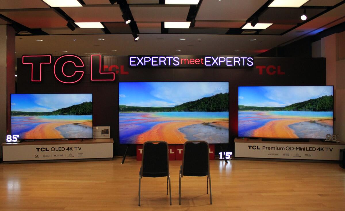 85" ТВ (слева), 115" ТВ (посередине), 98" ТВ справа).