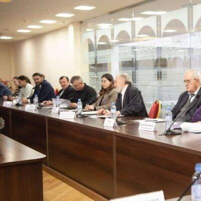 КОНФЕРЕНЦИЮ ОТКРЫЛ ГЛАВА ЕПАРХИИ, АРХИЕПИСКОП ЕЗРАС НЕРСИСЯН, который отметил важность защиты ценностей, в числе которых он назвал священную память о прошлом, и подчеркнул недопустимость переписывания истории.