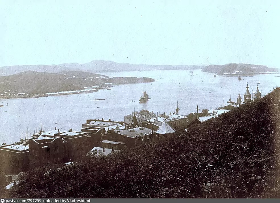 Рис. 2. Вид на бухту Золотой Рог и застройку города Владивостока.
Фотограф Г.П. Захарин. Из семейного архива О.А. Кондаковой.
Направление съемки: юго-запад. Период создания: 1910-1913 гг.