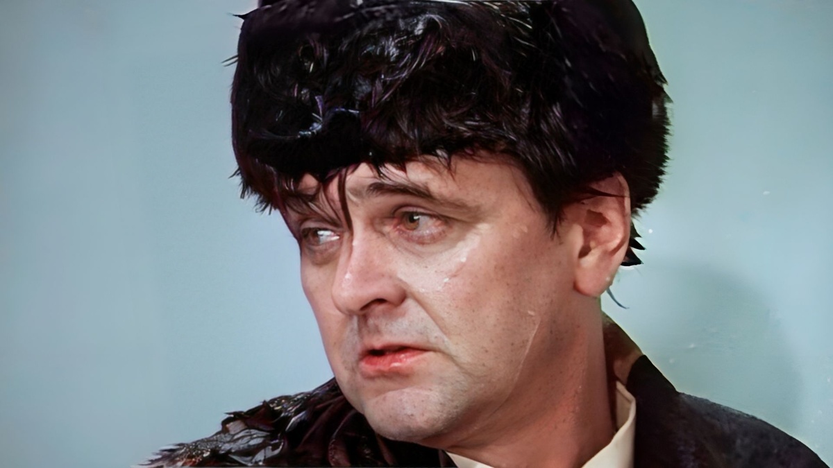 Мы сочувствуем ему, потому что в реальности мы гораздо чаще оказываемся в его «мокром пальто», пытаясь удержать контроль над ускользающей судьбой