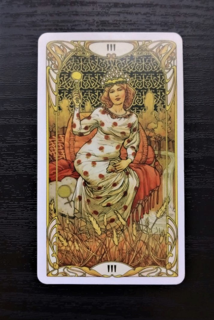 Карту дня смотрим на колоде "Золотое таро Арт-Нуво"