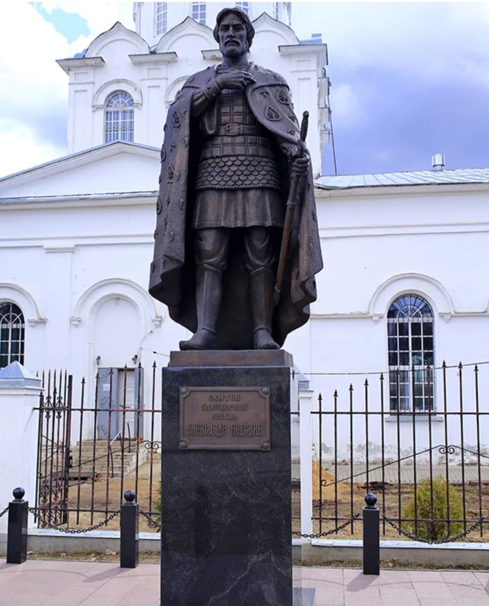 Памятник основателю города Александров, названного в его честь. Родовым княжеством Александра Невского был Переславль- Залесский. Недалеко от него князь и заложил поселение, ставшее той самой Александровой Слободой, которое при Иване Грозном стало его загородной резиденцией, и столицей Опричины