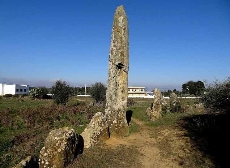 Менгир Эль-Этед высотой около пяти метров на кургане Мсура