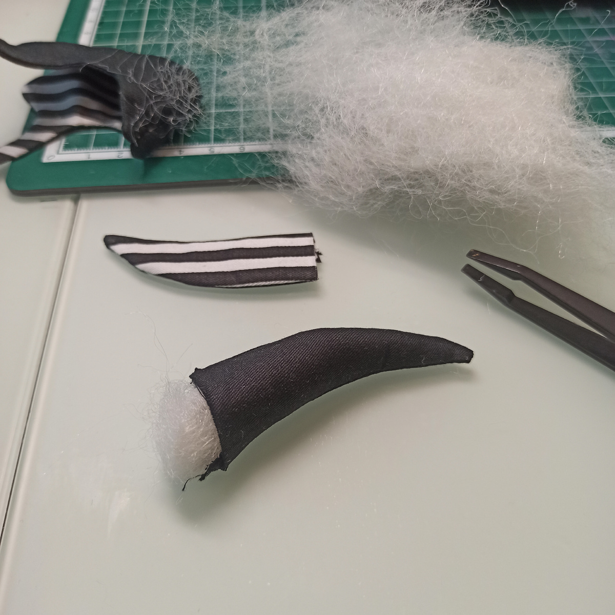 рога набивала синтепоном, и пришивала вручную потайным швом на лецевую сторону