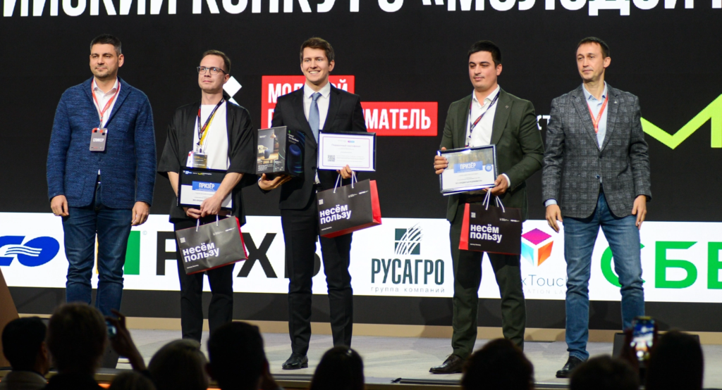    На фото Дмитрий Гурбич четвертый справа. Владимир Головенко