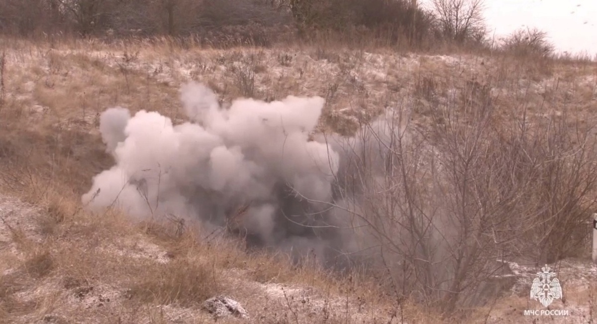    Пиротехники МЧС России обезвредили ударный беспилотник в Курской области