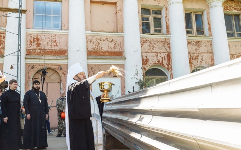    Перед установкой новый шпиль освятил митрополит Ижевский и Удмуртский ВикторинМария Бакланова