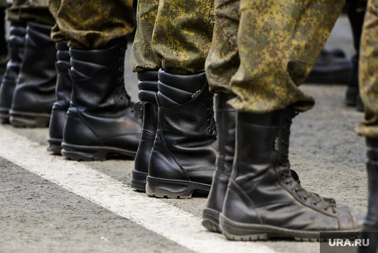 Военнослужащие проникли в здание парламента. Фото: Вадим Ахметов © URA.RU