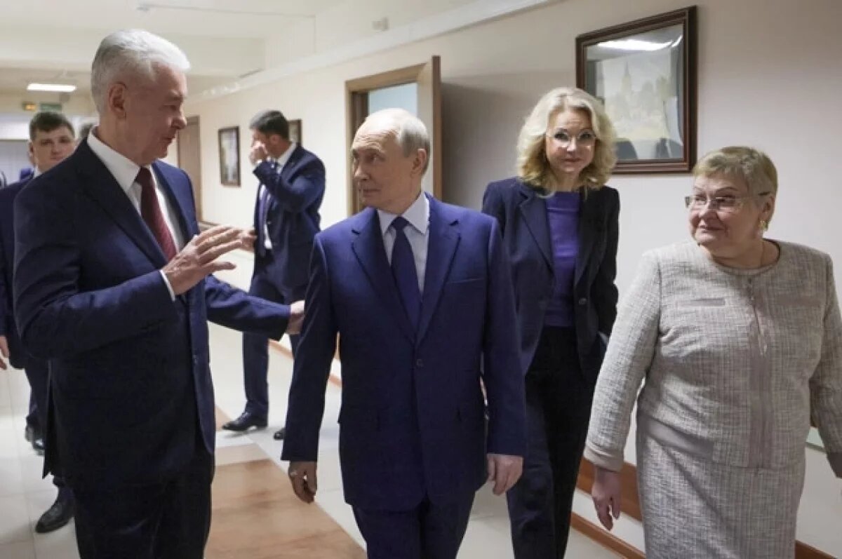    Президент РФ Владимир Путин во время посещения Научно-практического Центра медико-социальной реабилитации инвалидов имени Л.И. Швецовой. Слева — мэр Москвы Сергей Собянин, справа налево — директор Центра Светлана Воловец и заместитель председателя правительства РФ Татьяна Голикова