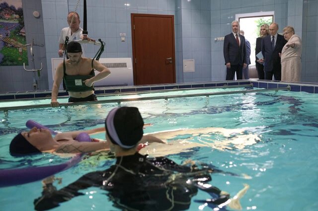    Президент РФ Владимир Путин и мэр Москвы Сергей Собянин во время посещения Научно-практического Центра медико-социальной реабилитации инвалидов имени Л. И. Швецовой. Фото:  РИА Новости/ Гавриил Григоров