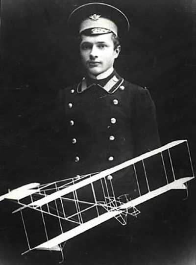 Александр Пороховщиков, дед актера. Инженер-конструктор, лётчик, предприниматель