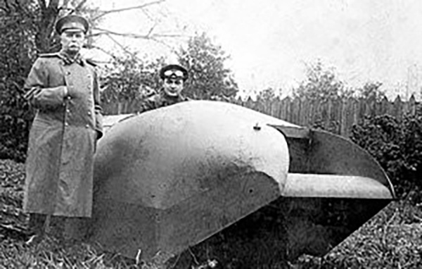 "Вездеход" Пороховщикова на испытаниях. За рулем сам Пороховщиков. 1915 год