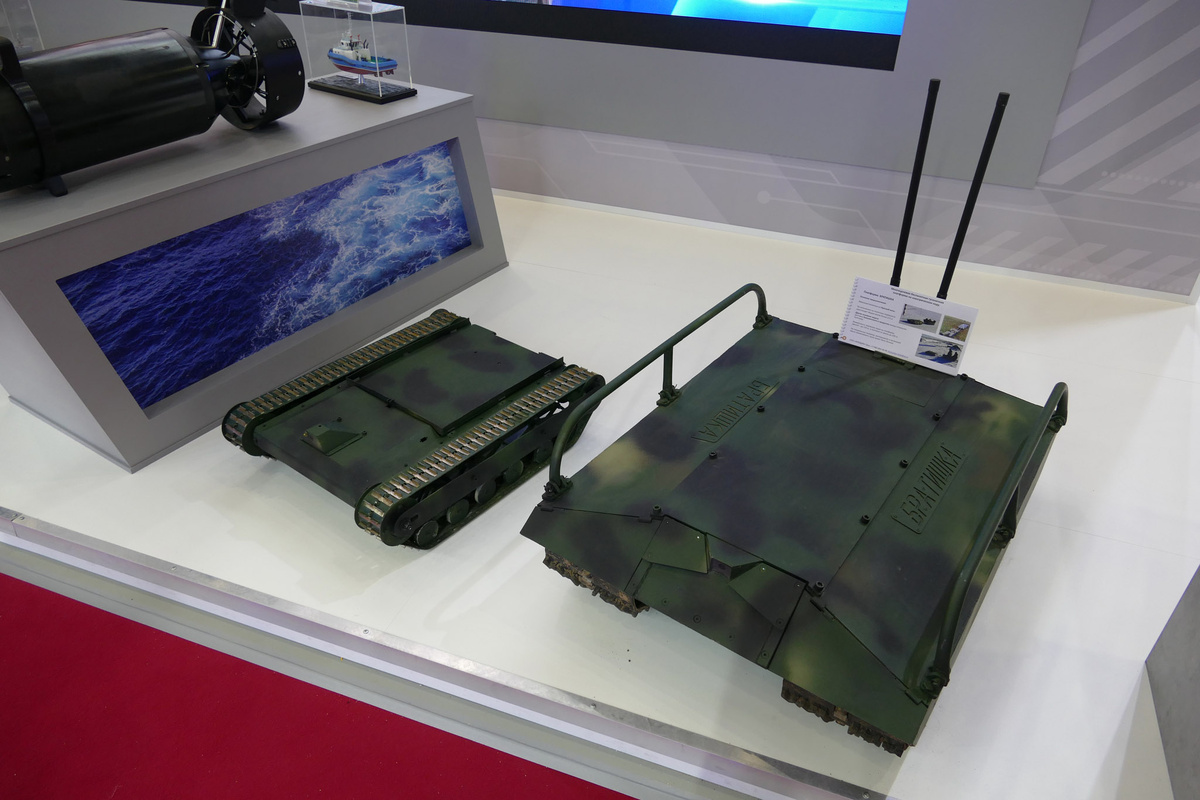 Оба аппарата очень низкие. Высота "Братишки" без антенн составляет 25 см.