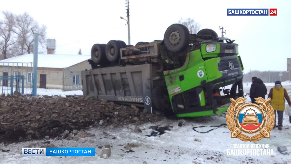    В Башкирии 22-летний водитель за рулем самосвала съехал в кювет и опрокинулся