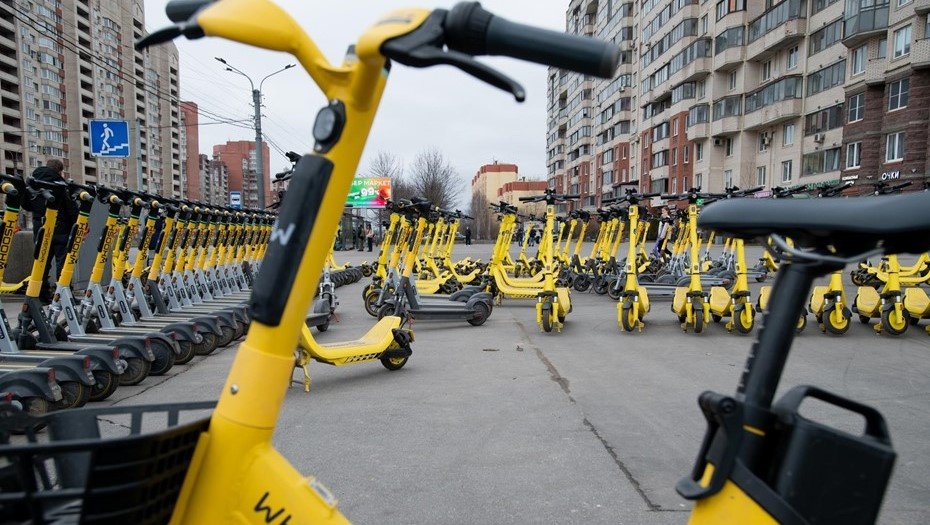   Электросамокаты у станции метро Беговая. Автор фото: Ермохин Сергей