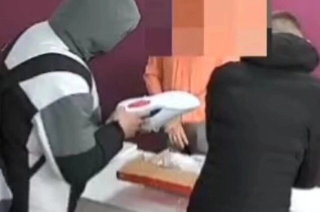    Перед тем, как похитить вещи, подростки внимательно осматривали их. Фото: кадр видео/ СУ СК по Алтайскому краю