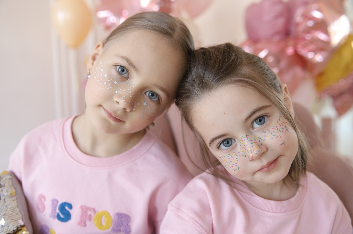 Сестры и братья не обязаны любить друг друга. Помните об этом. Любовь это не долг.