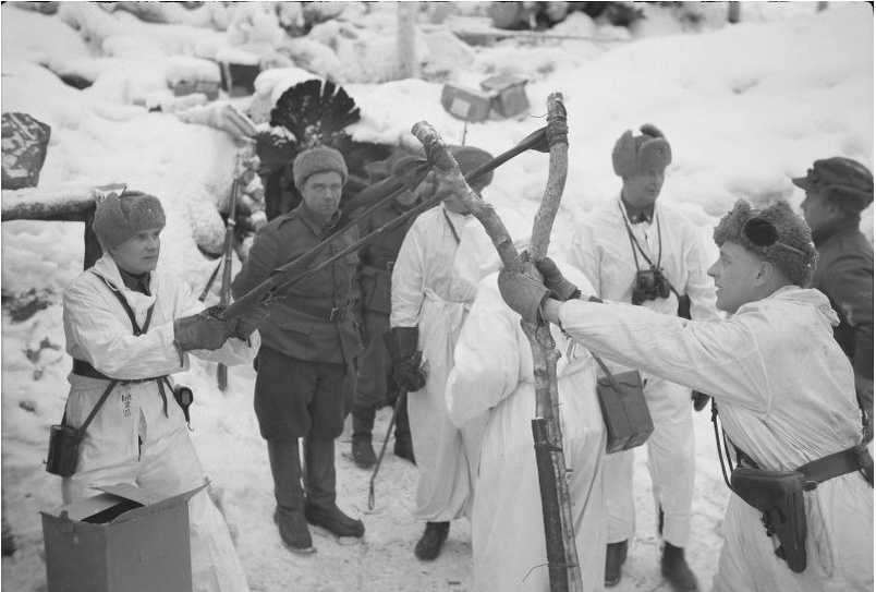 https://waralbum.ru/397280/ Финские лейтенанты Каунискангас (Kauniskangas) и Турунен (Turunen) стреляют из рогатки гранатой по советским позициям на ухтинском направлении (Uhtua; с 1963 года Калевала). Дальность стрельбы из этой самодельной рогатки составляла до 150 метров