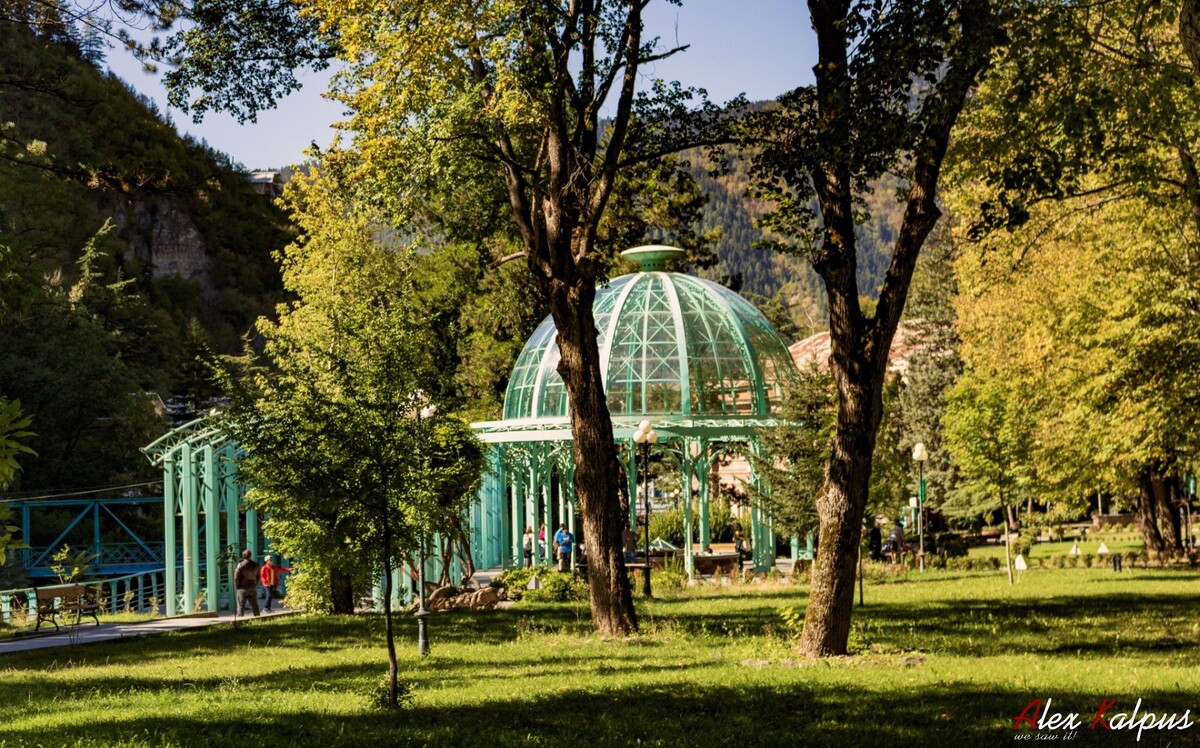 Один из источников минеральной воды Боржоми в парке.