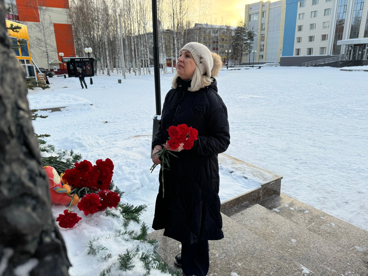    В Нефтеюганске почтили память погибших в ДТП юных акробатов и их тренеров