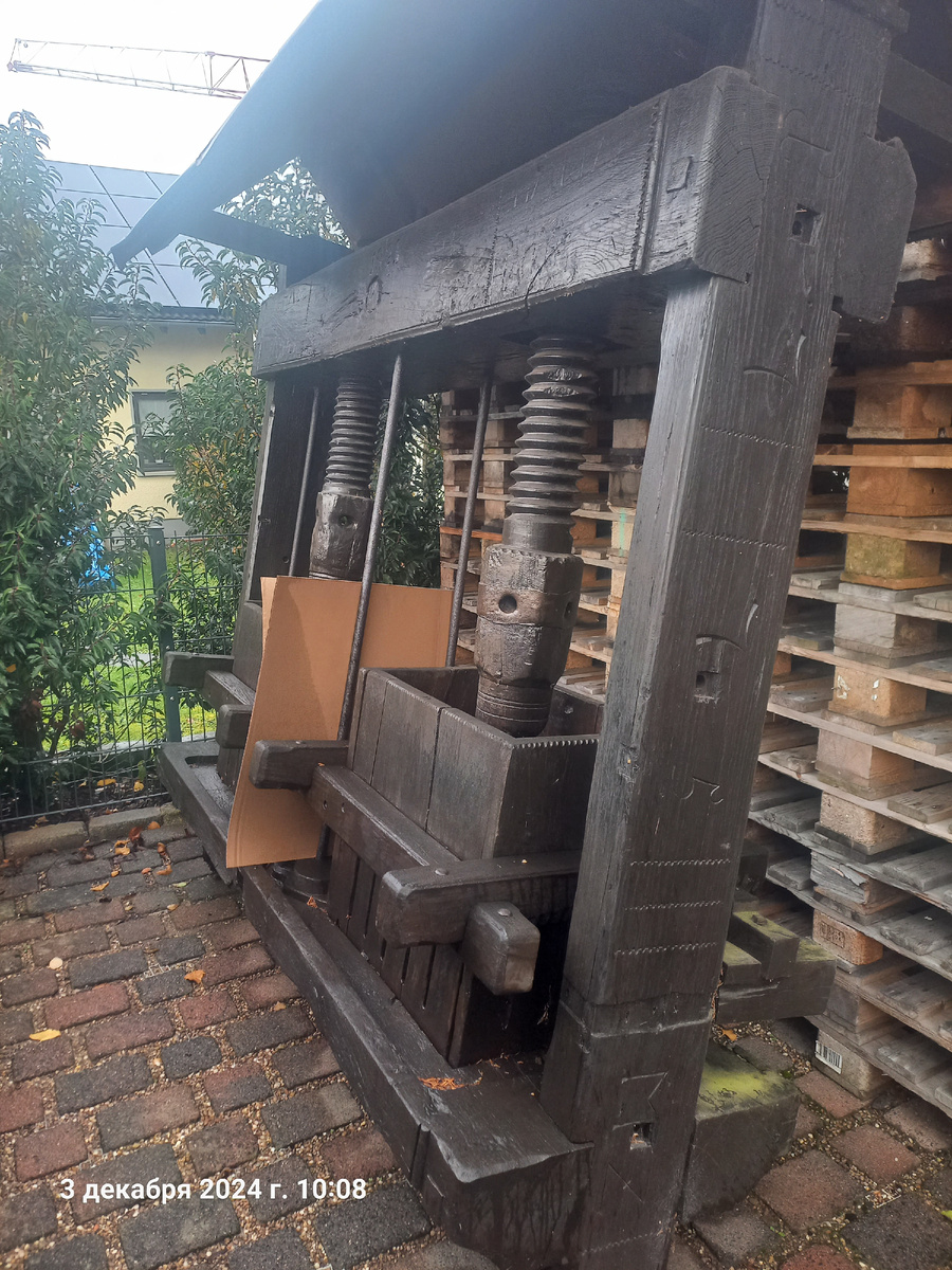 Пресс для винограда, судя по всему, вполне рабочий...