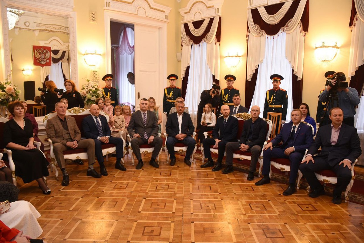    12 многодетных родителей в Оренбурге получили награды «Материнство» и «Отцовская слава».