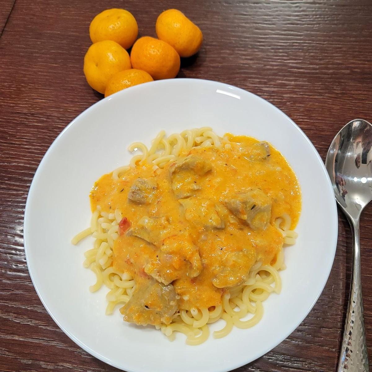 Обедала остатками ужина, гуляшом из индеечного бедра.