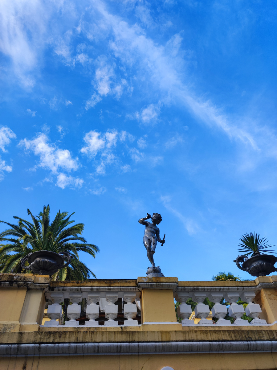 Сочи. Дендрарий. Парящий мальчик. Усадьба основателя парка.