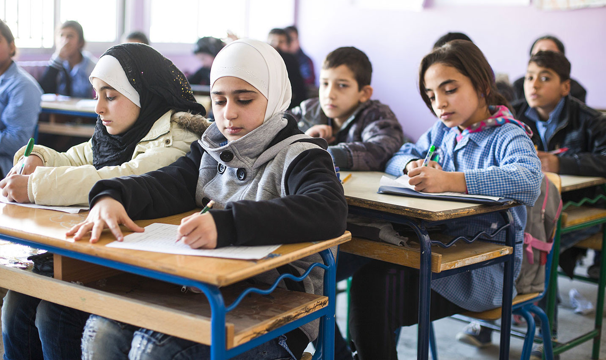 анклавы, гетто, культурный дисбаланс — это реальность, которая не радует. Люди жалуются: школы перегружены, инфраструктура трещит, а преступность, говорят, растет.