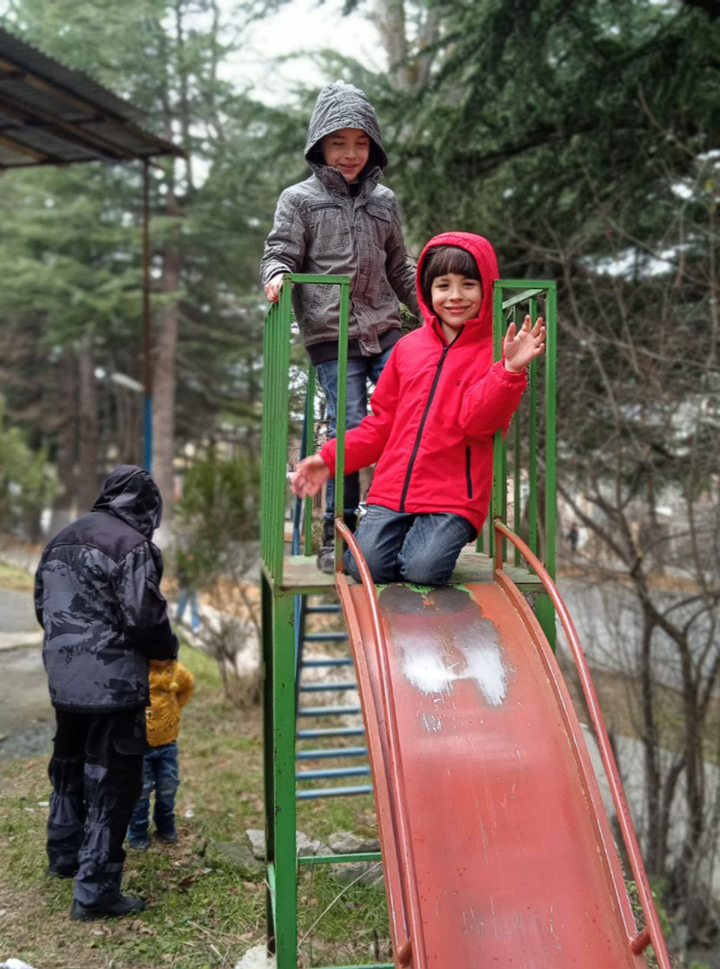 Жизнь течёт - то неспешно и ровно, то накрывает волнами, протаскивает по порогам... Но мы всё равно плывём. 
