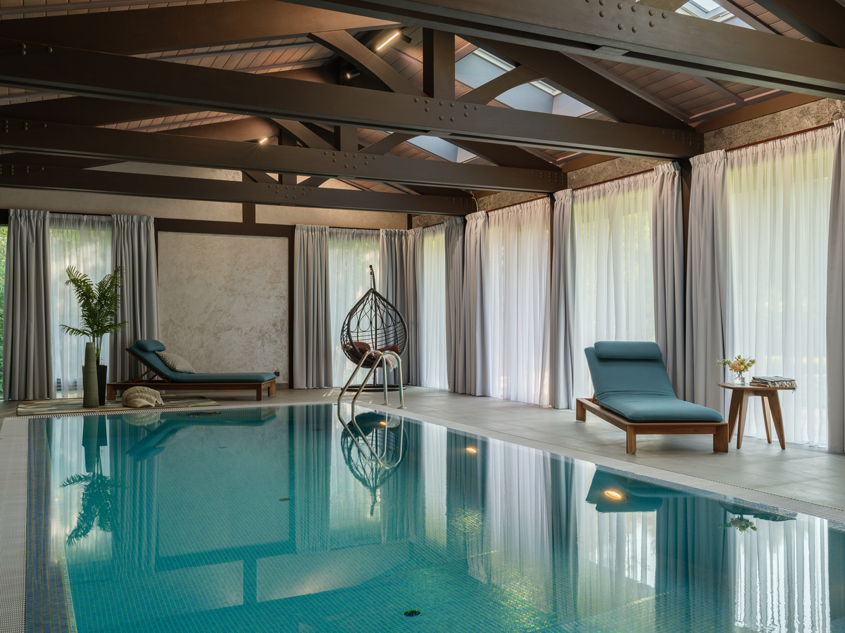 Бассейн длиной 9 м, шириной 3,5 м