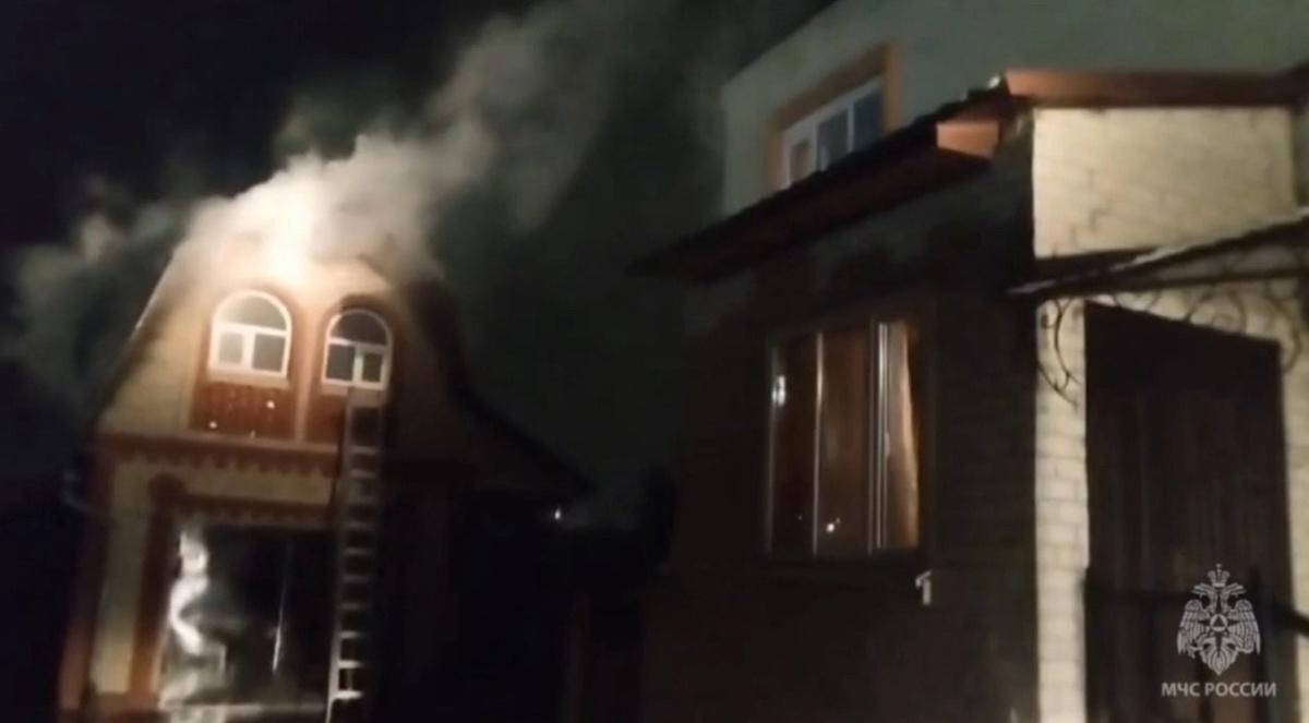    Ночью в Курске загорелась двухэтажная хозпостройка