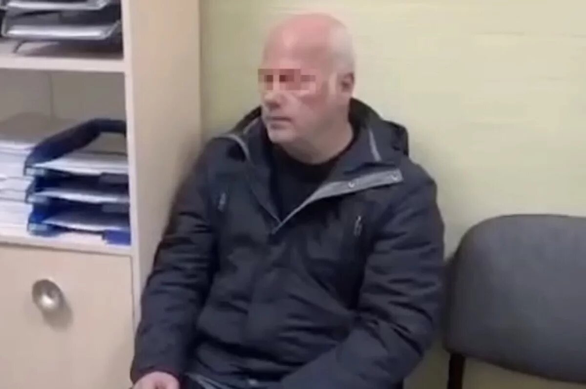    Жил в землянке, ловил раков.