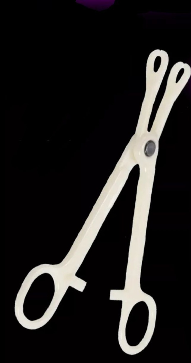 Специальные одноразовые зажимы для пирсинга.