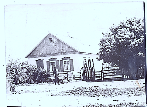 1963. Мой дед возле дома. Ростовская область. Миллеровский район.