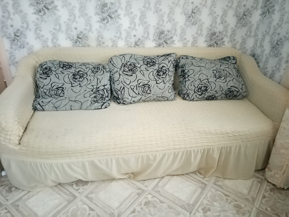 Чехол на диване 