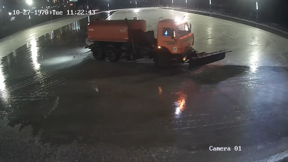     Красноярцам показали, как заливают каток на острове Татышев