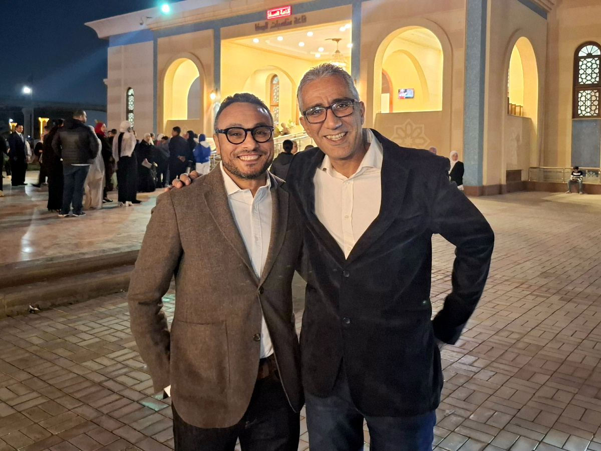 Муж с другом на свадьбе у третьего друга (в той самой нарядной рубашке)