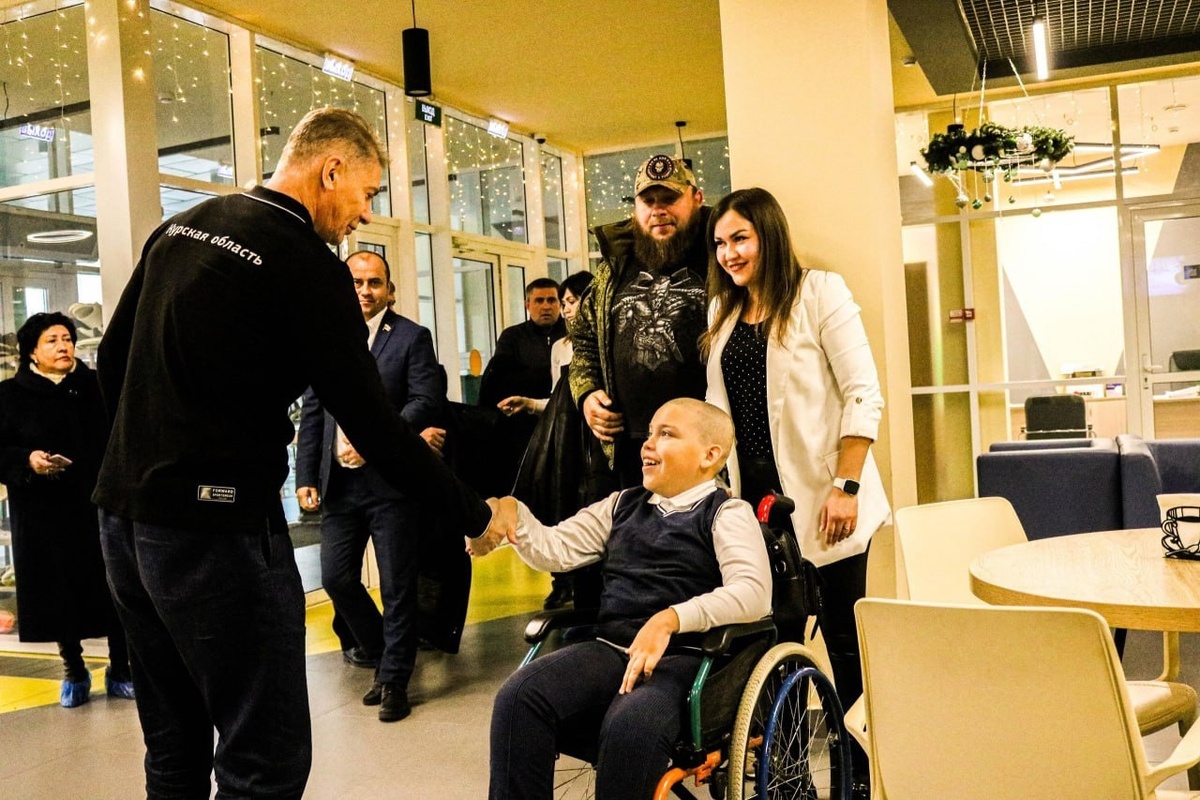    Замгубернатора Курской области вручил школьнику инвалидную коляску с гусеничным подъемником