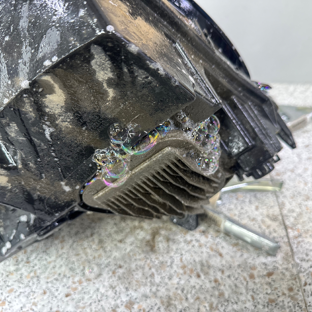 Негерметичность фары. В месте соприкосновения блока управления и корпуса.