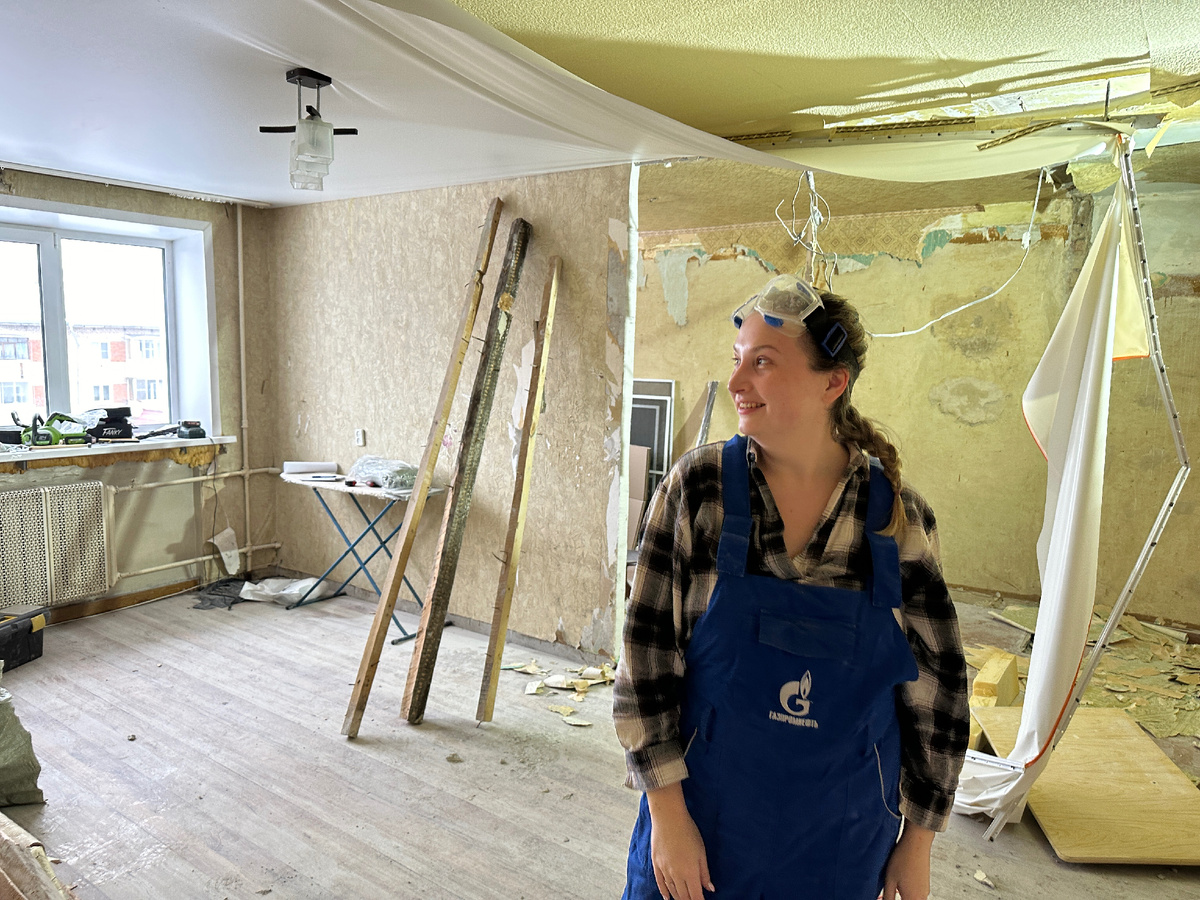 Стою в нашей спальне)